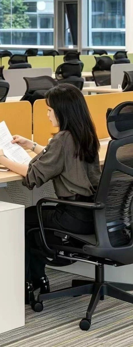 屏風工位實拍：木色屏風配人體工學椅，兼顧專注與視線通透
